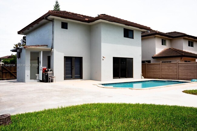 Building Photo - 16710 SW 140th Ave