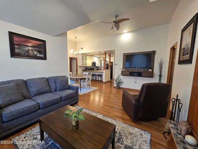 Building Photo - Beautiful townhouse across from Shawnee Mountain Ski Area