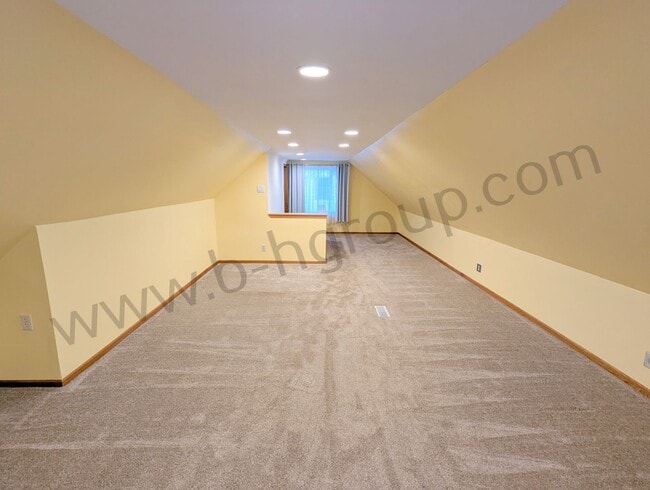 Building Photo - Amazing Location!