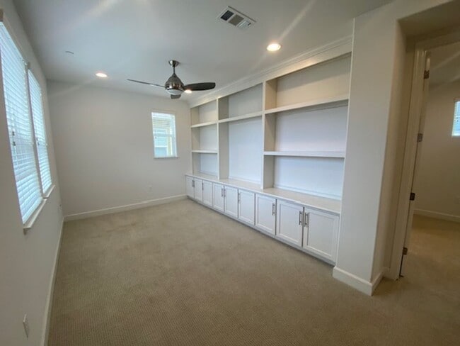 Building Photo - Beautiful Marina Home!