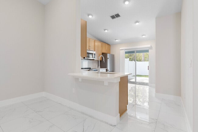 Building Photo - 12 Lloret Pl