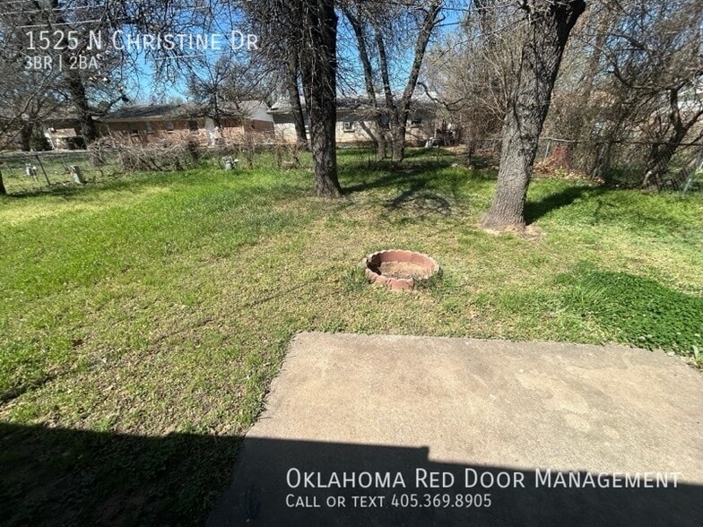 Building Photo - 1525 N Christine Dr