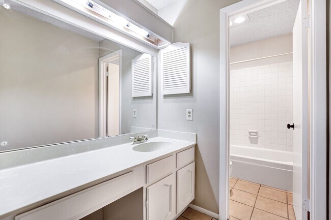 Building Photo - ***MOVE-IN SPECIAL: TWO WEEKS FREE***Single-Story Retreat with Versatile Spaces in Established Ne...