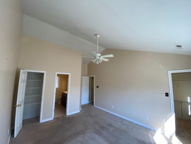 Building Photo - Great location In Mechanicsville! Three bedrooms plus bonus room/fourth bedroom, 2.5 baths and ga...