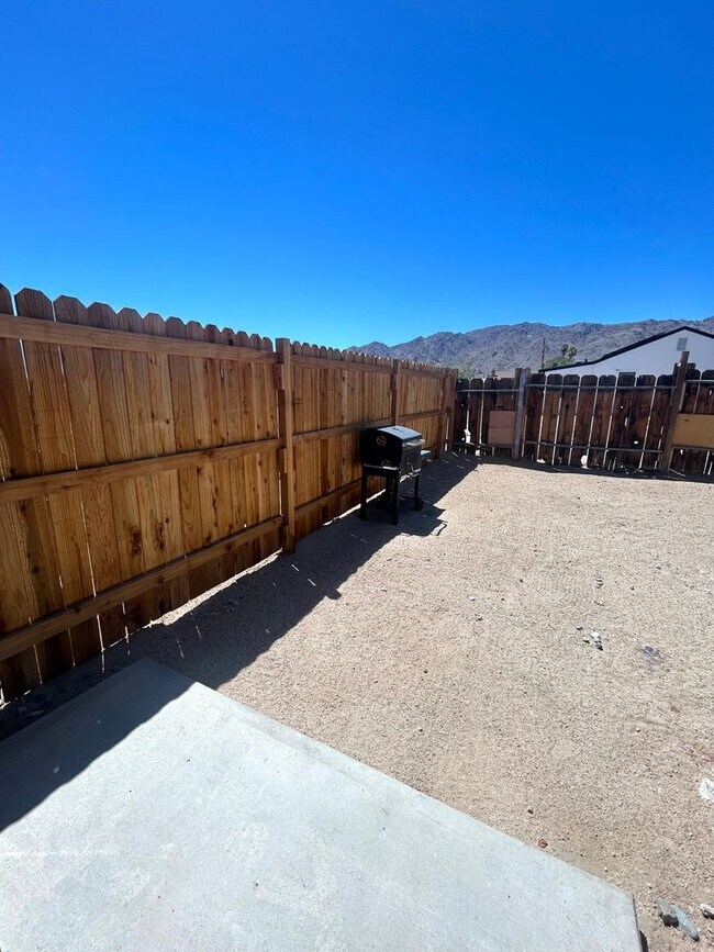 Building Photo - Newly Renovated 2 Bedroom 1 Bathroom Home