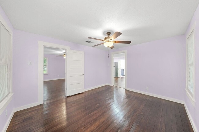 Building Photo - 115 Amundsen St