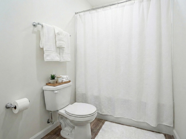 Building Photo - 235 King St