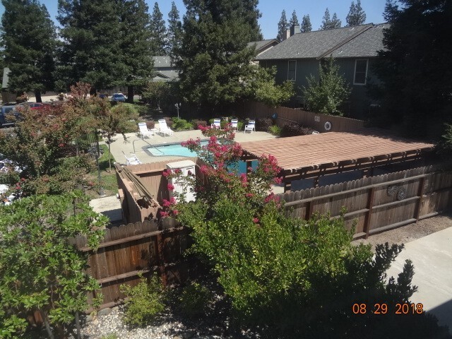 Building Photo - Beautiful 3 bedroom 2 1/2 bath Town-House Coming Soon!