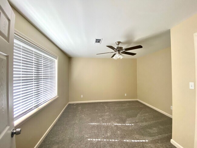 Building Photo - 701-703 Tracewood