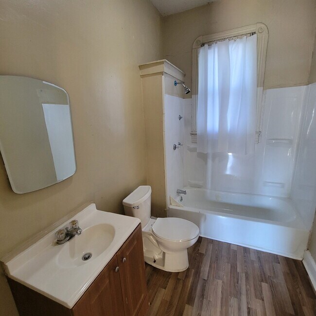 Building Photo - Near West 2BR House w/Central Air! Near IUPUI!