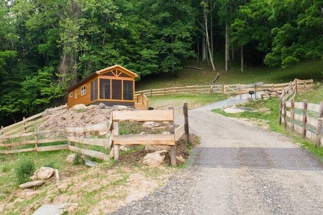 Building Photo - Cozy Cabin with beautiful mountain views! One bedroom, one bathroom!