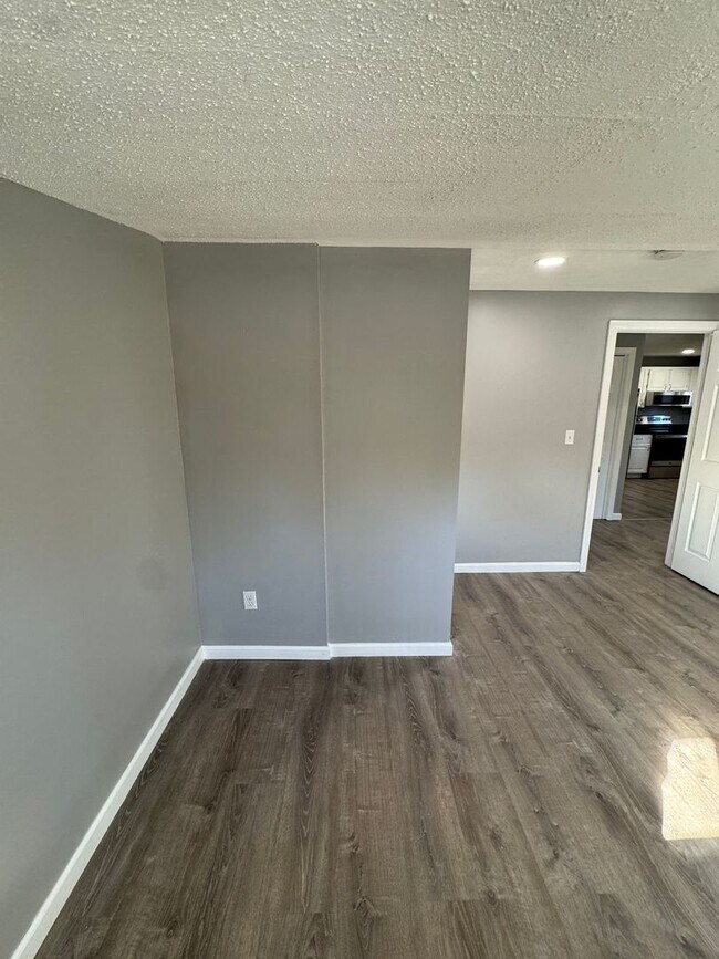 Building Photo - 1036 Chicopee St