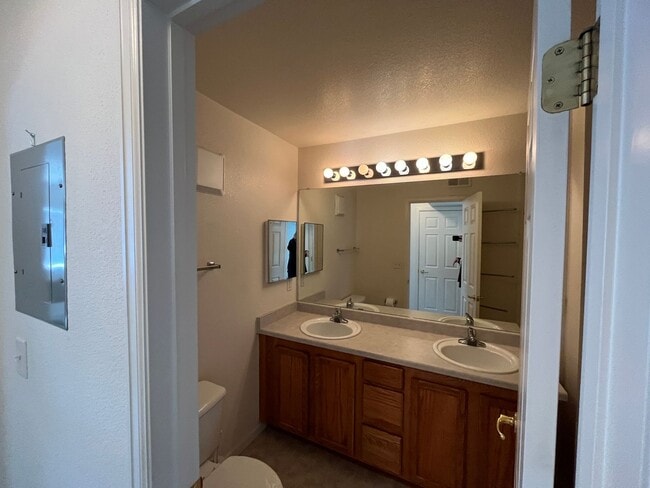 Building Photo - Cozy 1 bed 1 bath in Gated community near DIA