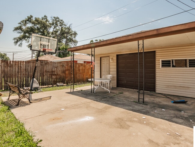Building Photo - 3719 W 81st Pl