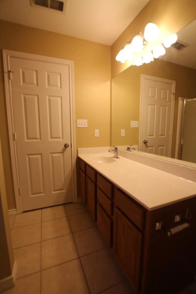 Building Photo - Lease Takeover Opportunity Available! 3 Bedroom Home in Flint!