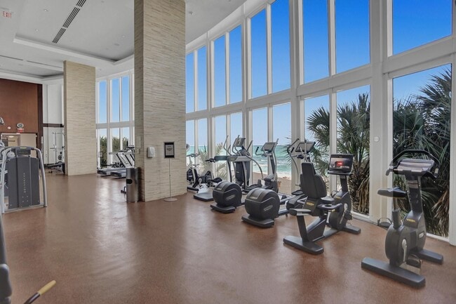 Building Photo - 16001 Collins Ave
