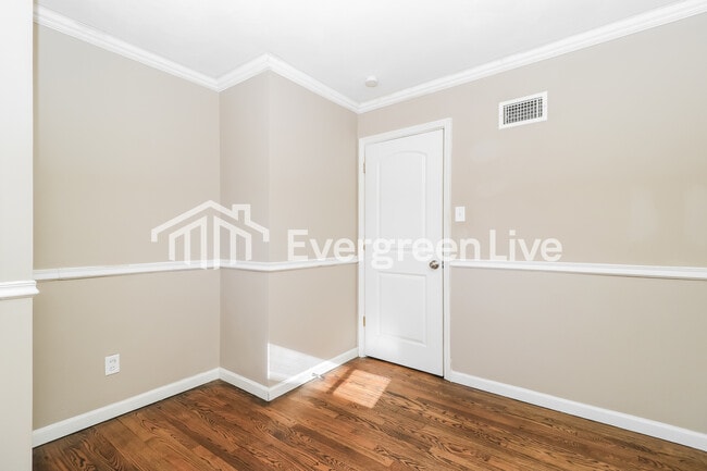 Building Photo - 725 Tyson Dr