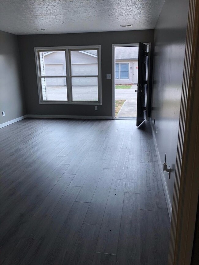 Building Photo - Very Nice 2 Bedroom 1 Bath Duplex