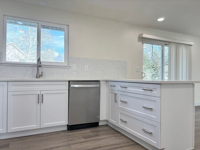 Building Photo - Beautiful Sandy Remodel Near Union Park!