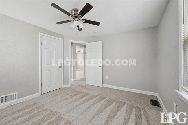 Building Photo - 928 W Gramercy Ave