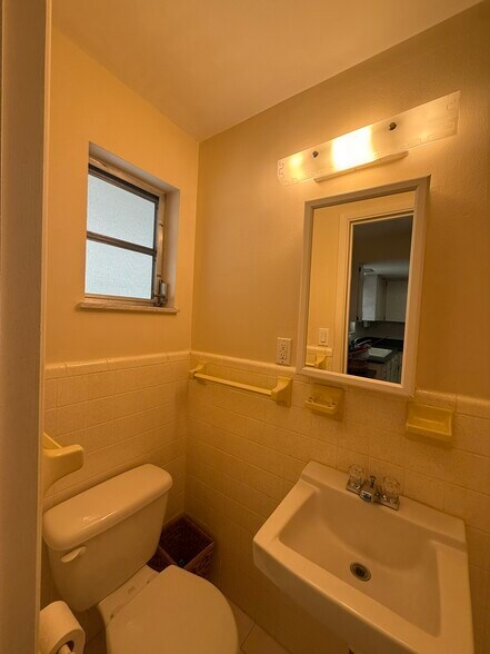 Building Photo - 2427 NW Holiday Ct