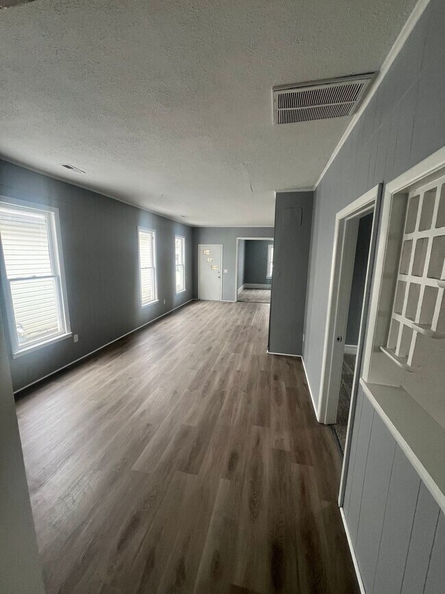 Building Photo - Cute 2 Bed/1bath home close to school