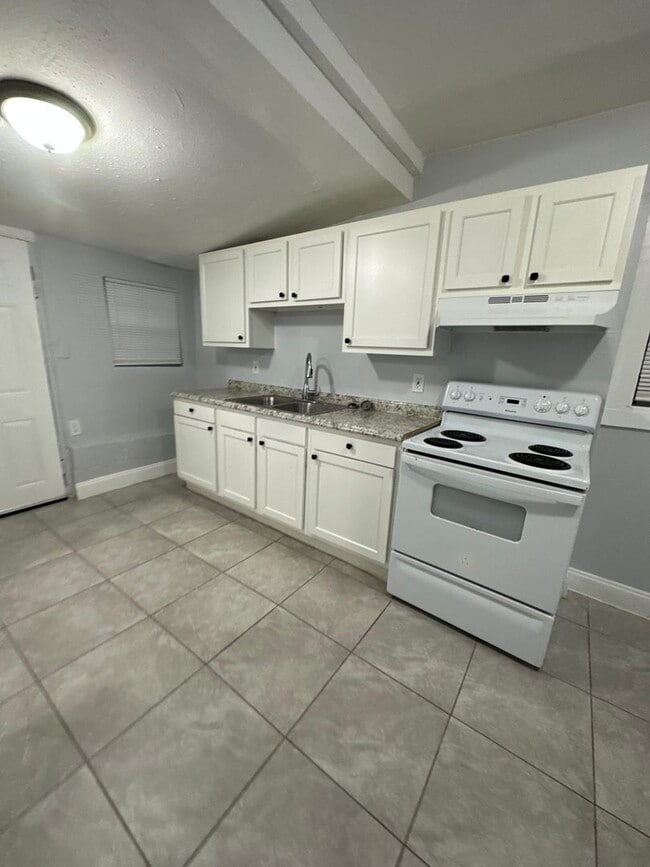 Building Photo - Fully Renovated 3/1 Single Family House Available for Immediate Rent!