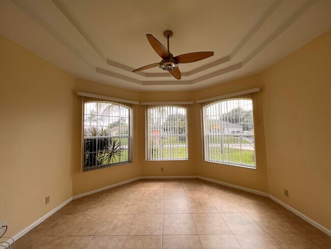 Building Photo - 449 SW Dagget Ave