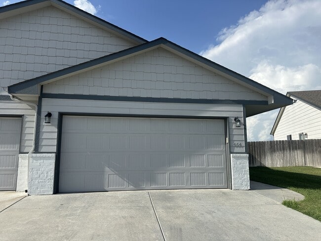 Primary Photo - 464 S Longbranch Dr