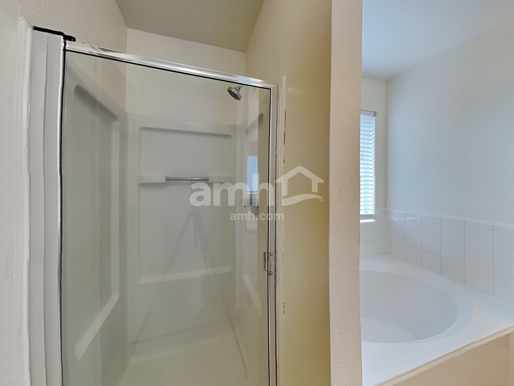 Building Photo - 16403 Lynn Crest Ct