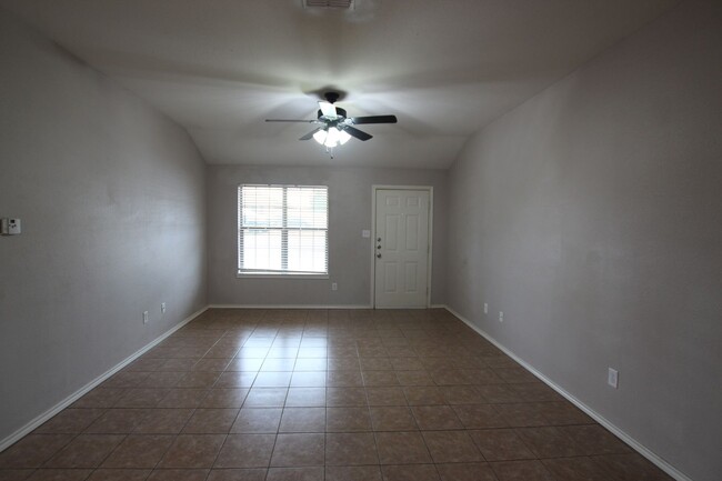 Building Photo - 3 Bedroom Duplex for Rent in Lindale! Tour...