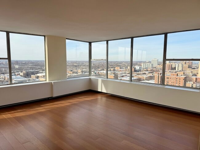 Building Photo - 5757 N Sheridan Rd