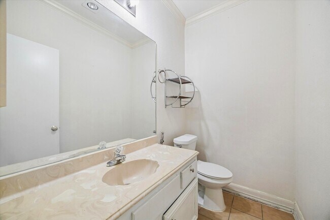 Building Photo - 880 Tully St