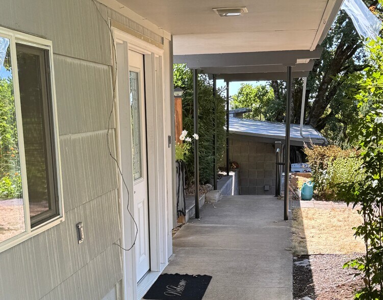 Building Photo - 3354 NW Crest Dr