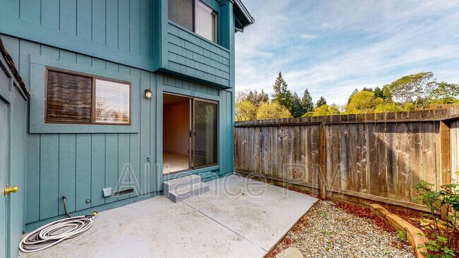 Building Photo - 221 College View Dr