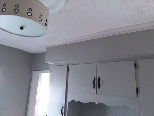 Building Photo - 322 E 4th St