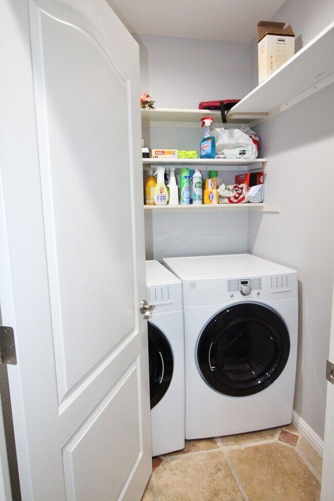 Building Photo - $2,890- GORGEOUS TWO BEDROOM CONDO IN CENTRAL FREMONT BLOCKS FROM BART