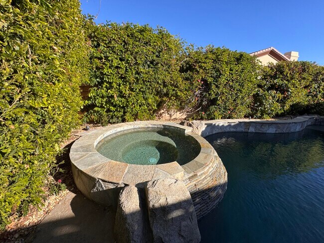 Building Photo - 49560 Loren Ct