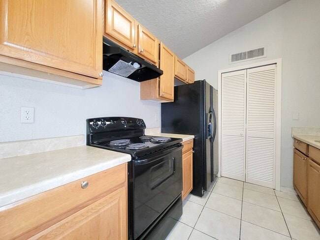 Building Photo - This charming home offers 3 bedrooms and 2...