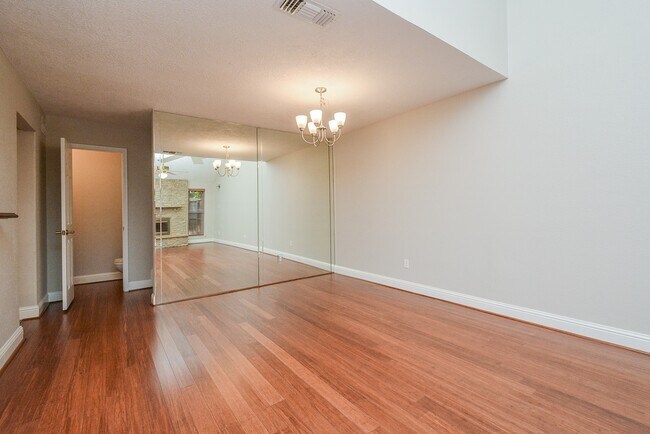 Building Photo - 13859 Hollowgreen Dr
