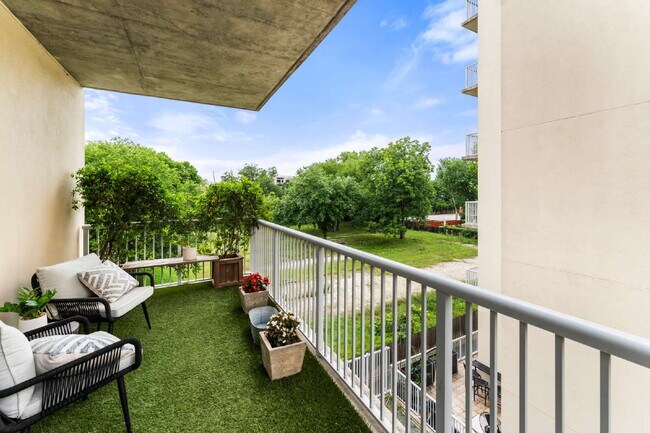 Building Photo - Sophisticated Living on Barton Springs