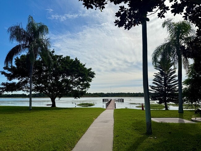 Building Photo - Serene Living at Townhomes of Lake Seminole 2/1.5 - 2 story condo