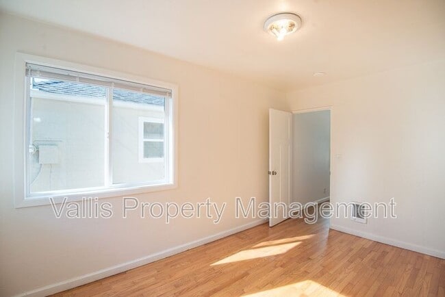 Building Photo - 526 19th St NE