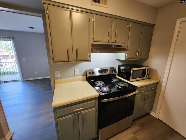 Building Photo - 721 Deerwood St