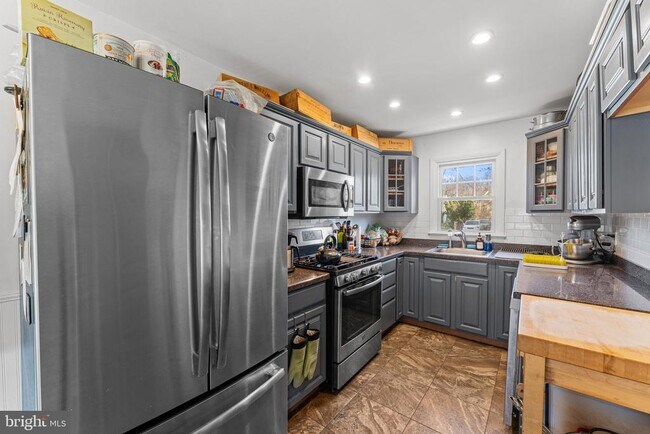 Building Photo - 268 Maple Ave