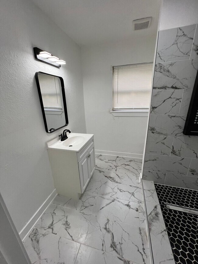 Building Photo - Gorgeous all renovated Home in Houston TX,...