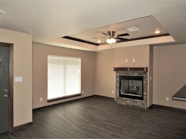 Building Photo - Like New!  3 bedroom 2 bath 2 car garage!