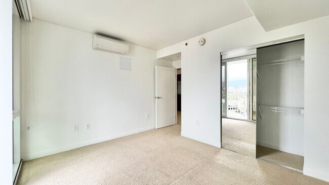 Building Photo - MOVE-IN READY 1 BED/1 BATH/1 PRKG IN 909! ...