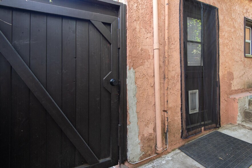 Building Photo - 2001 1/2 Pinehurst Rd