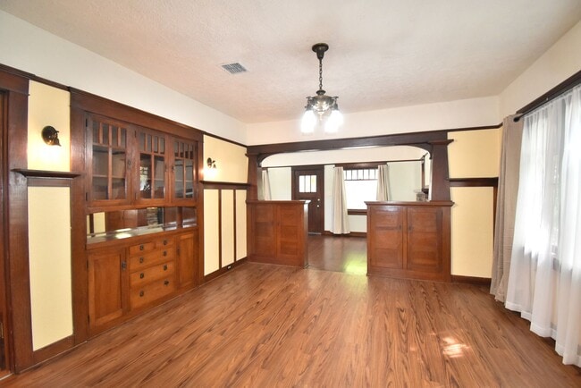 Building Photo - Beautiful Unique Home in Downtown Lebanon!